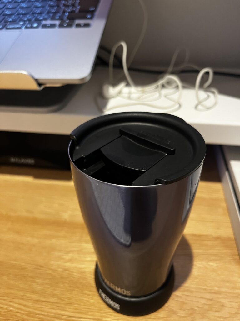 デスクにあるタンブラー