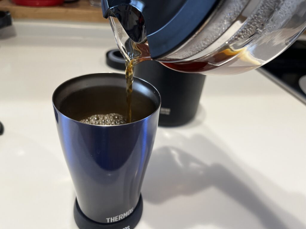 タンブラーに注ぐ